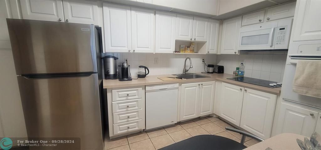 For Rent: $2,650 (1 beds, 1 baths, 1005 Square Feet)