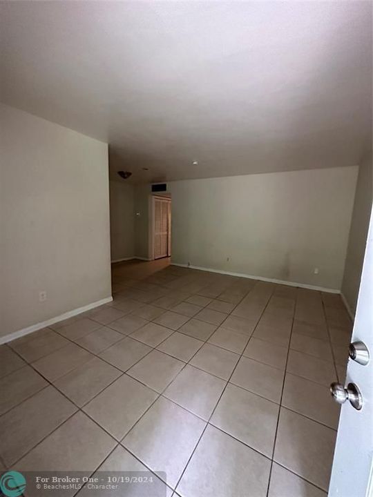 For Sale: $1,700 (1 beds, 1 baths, 650 Square Feet)