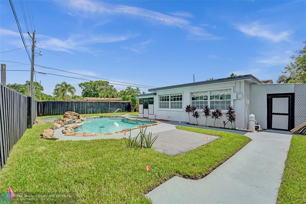 Active With Contract: $599,000 (3 beds, 3 baths, 1792 Square Feet)