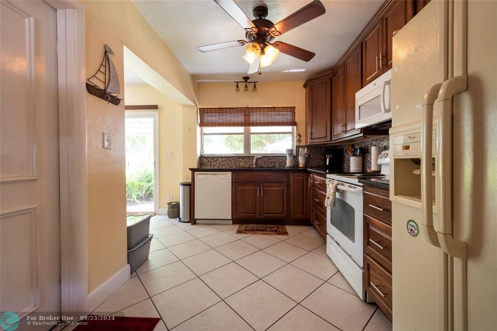 For Rent: $2,600 (2 beds, 1 baths, 808 Square Feet)