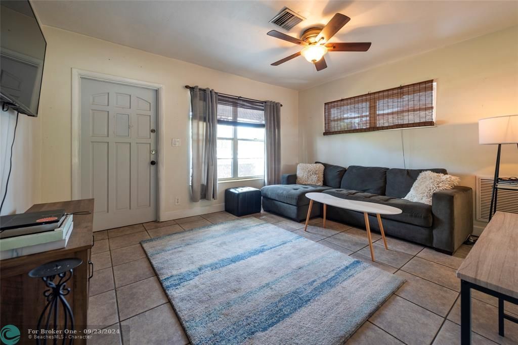 For Rent: $2,600 (2 beds, 1 baths, 808 Square Feet)