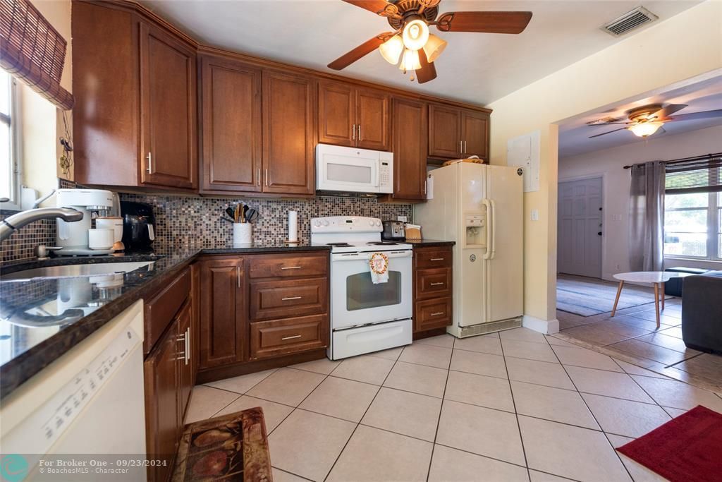 For Rent: $2,600 (2 beds, 1 baths, 808 Square Feet)