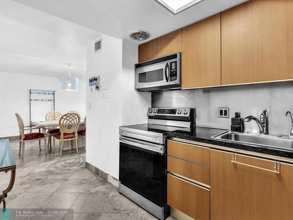 For Sale: $254,000 (1 beds, 1 baths, 900 Square Feet)