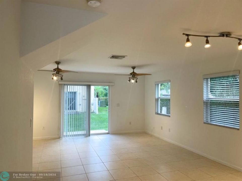 For Rent: $2,495 (3 beds, 3 baths, 1400 Square Feet)