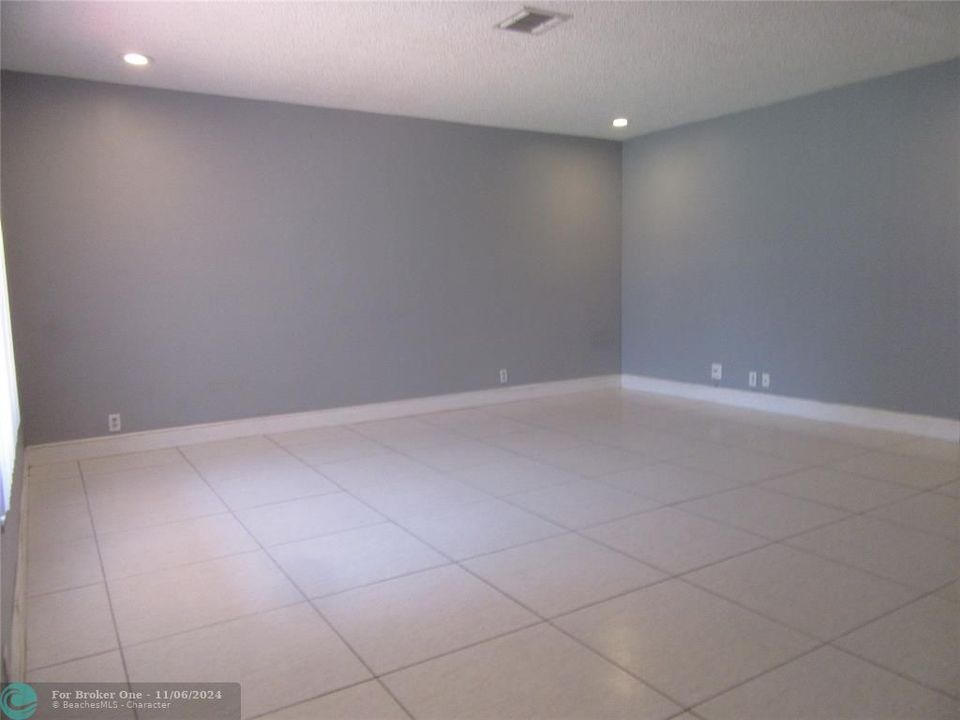 Active With Contract: $3,500 (3 beds, 2 baths, 1885 Square Feet)