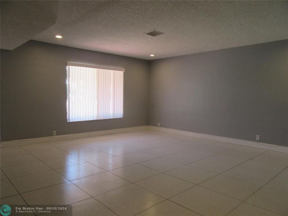 Active With Contract: $3,500 (3 beds, 2 baths, 1885 Square Feet)