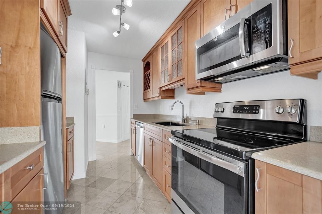 For Sale: $675,000 (2 beds, 2 baths, 1028 Square Feet)