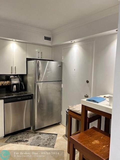 For Sale: $350,000 (1 beds, 1 baths, 738 Square Feet)