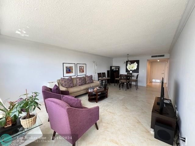 For Sale: $350,000 (1 beds, 1 baths, 738 Square Feet)