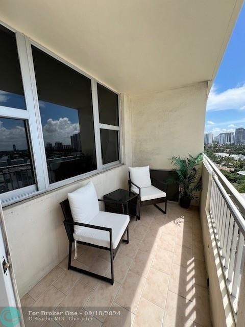 For Sale: $350,000 (1 beds, 1 baths, 738 Square Feet)