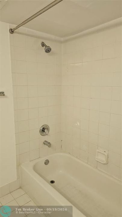 Active With Contract: $2,100 (2 beds, 2 baths, 1124 Square Feet)