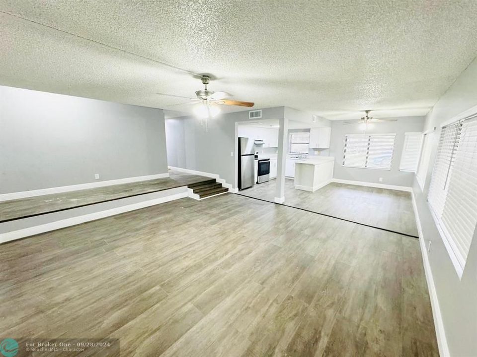 For Sale: $299,900 (2 beds, 2 baths, 1100 Square Feet)