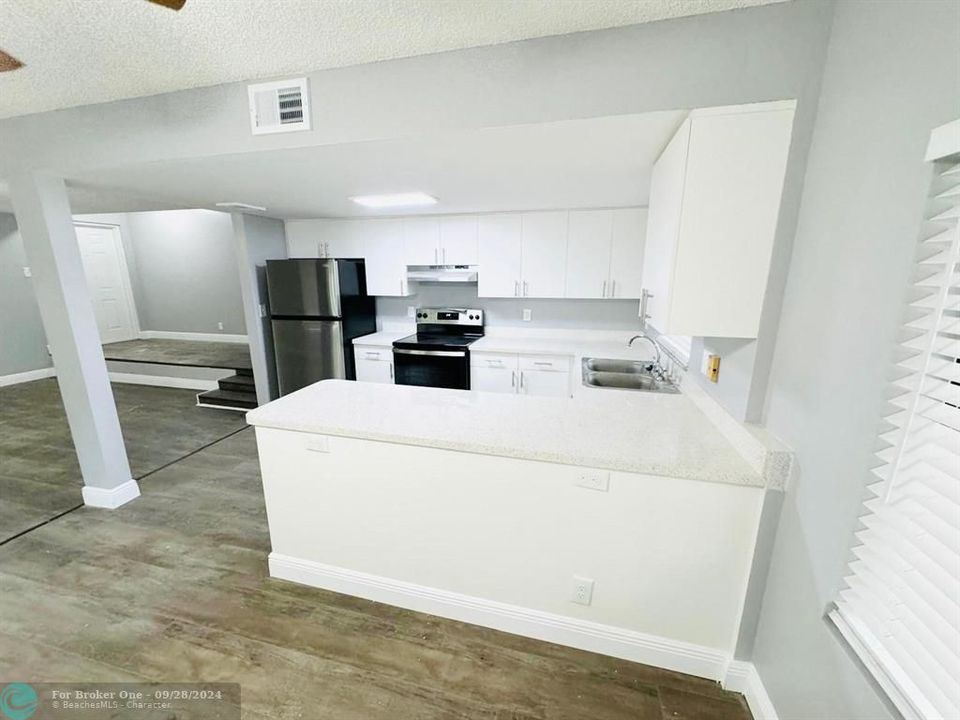 For Sale: $299,900 (2 beds, 2 baths, 1100 Square Feet)