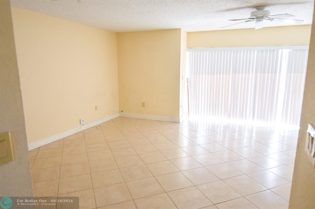 For Sale: $319,995 (2 beds, 1 baths, 1122 Square Feet)