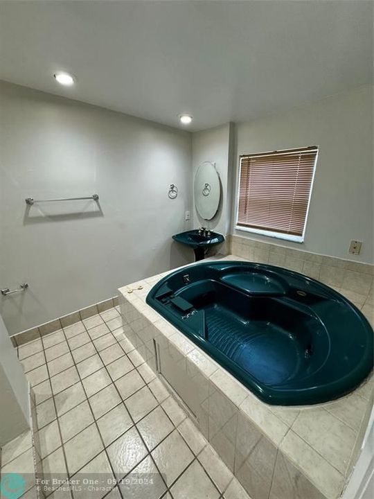 Active With Contract: $2,800 (3 beds, 2 baths, 1438 Square Feet)