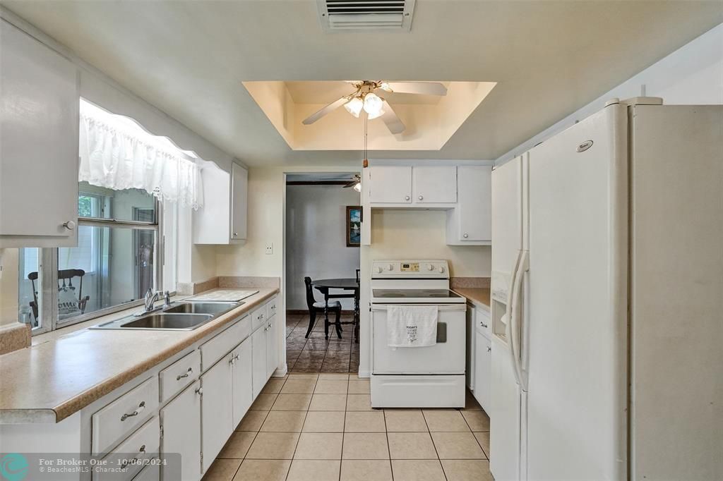 Active With Contract: $348,500 (2 beds, 2 baths, 1257 Square Feet)