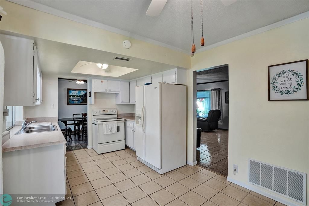 Active With Contract: $348,500 (2 beds, 2 baths, 1257 Square Feet)