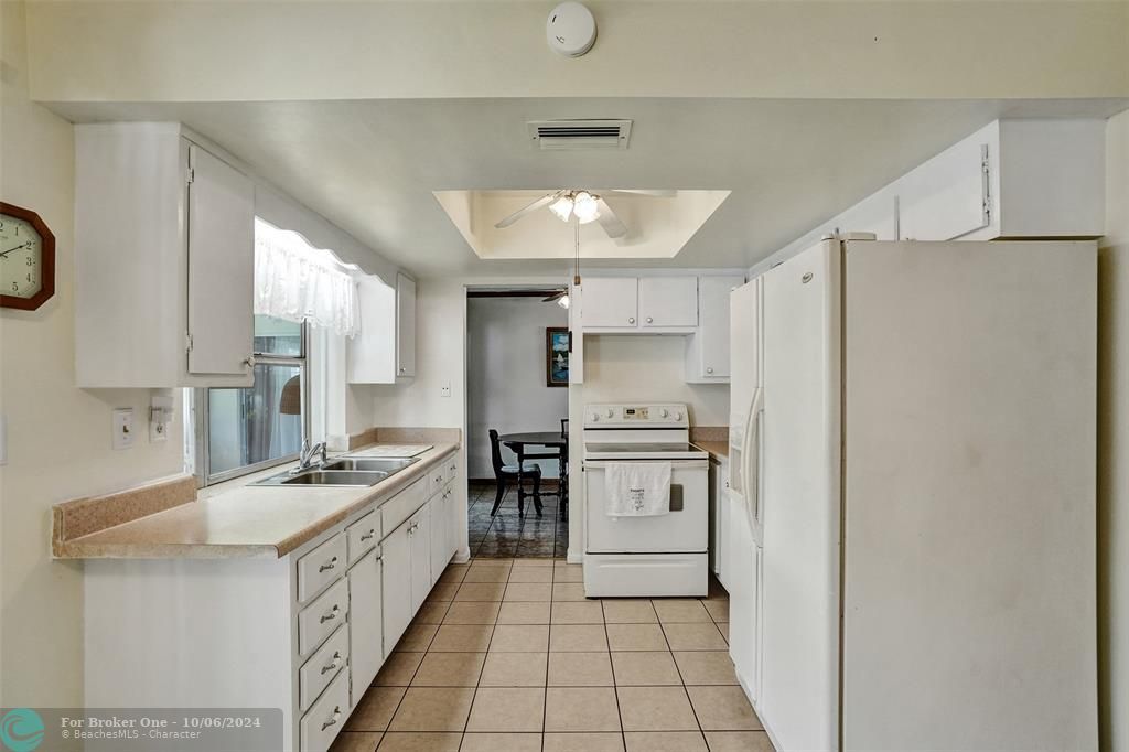 Active With Contract: $348,500 (2 beds, 2 baths, 1257 Square Feet)