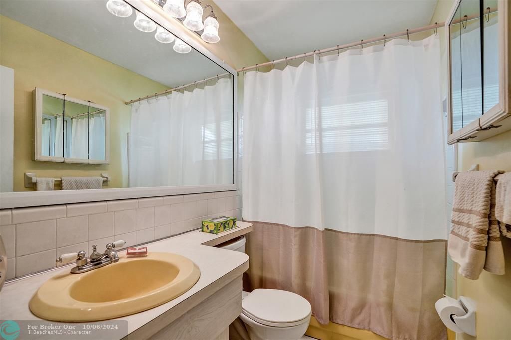 Active With Contract: $348,500 (2 beds, 2 baths, 1257 Square Feet)