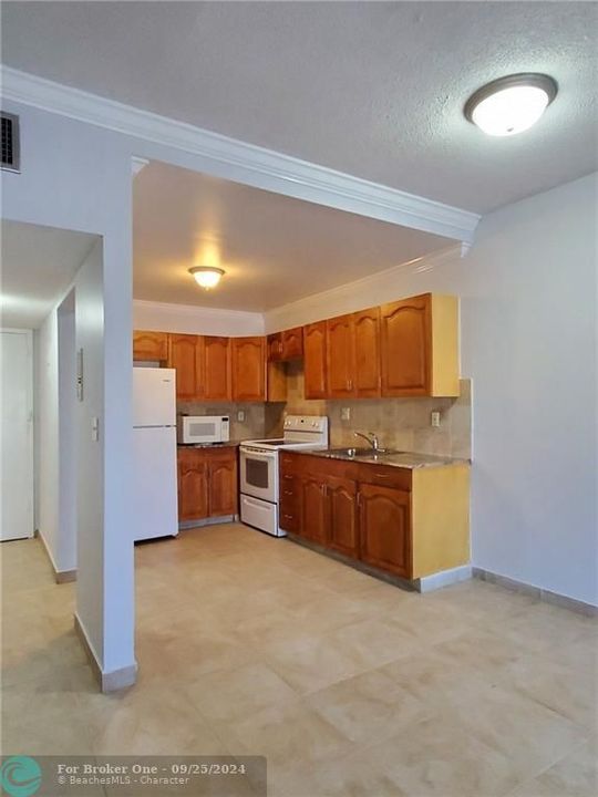 For Rent: $1,800 (1 beds, 1 baths, 670 Square Feet)