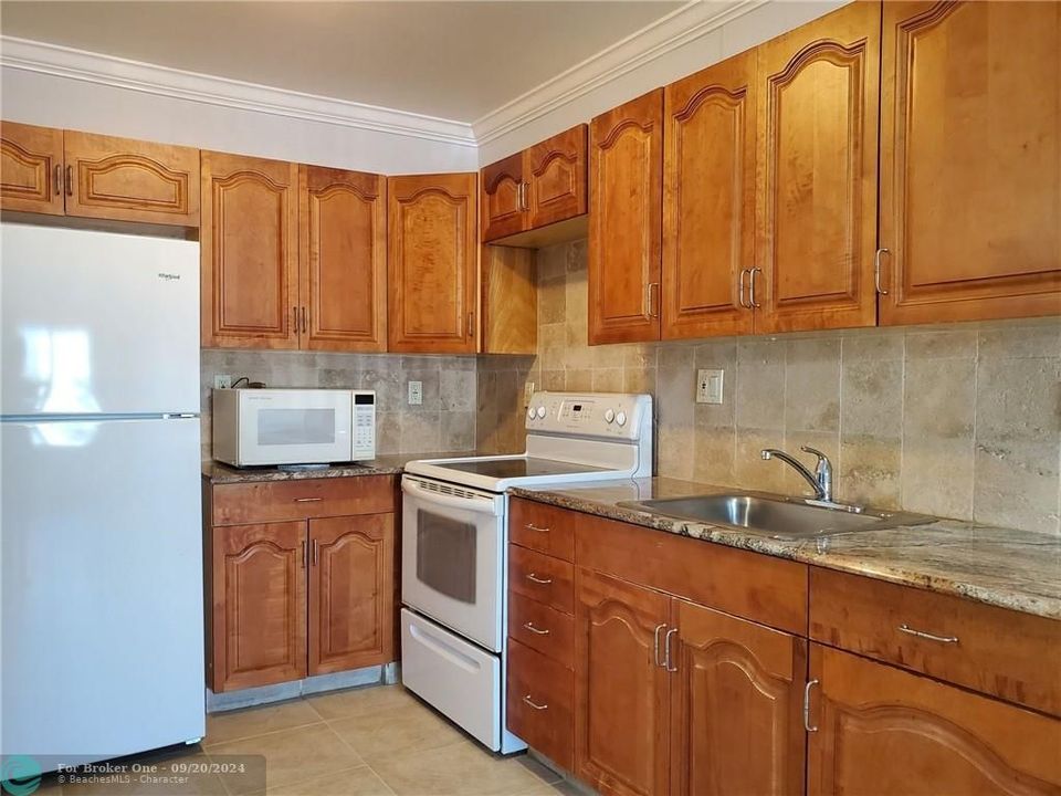 For Rent: $1,800 (1 beds, 1 baths, 670 Square Feet)