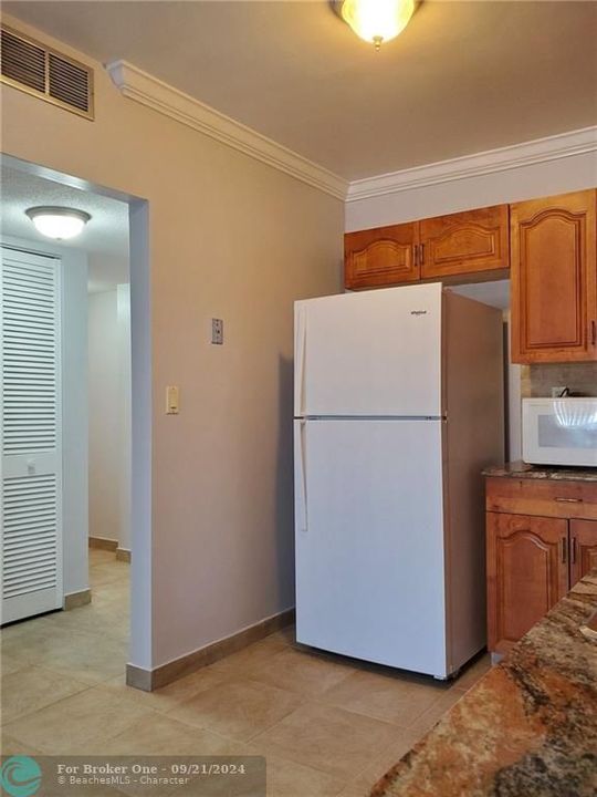 For Rent: $1,800 (1 beds, 1 baths, 670 Square Feet)