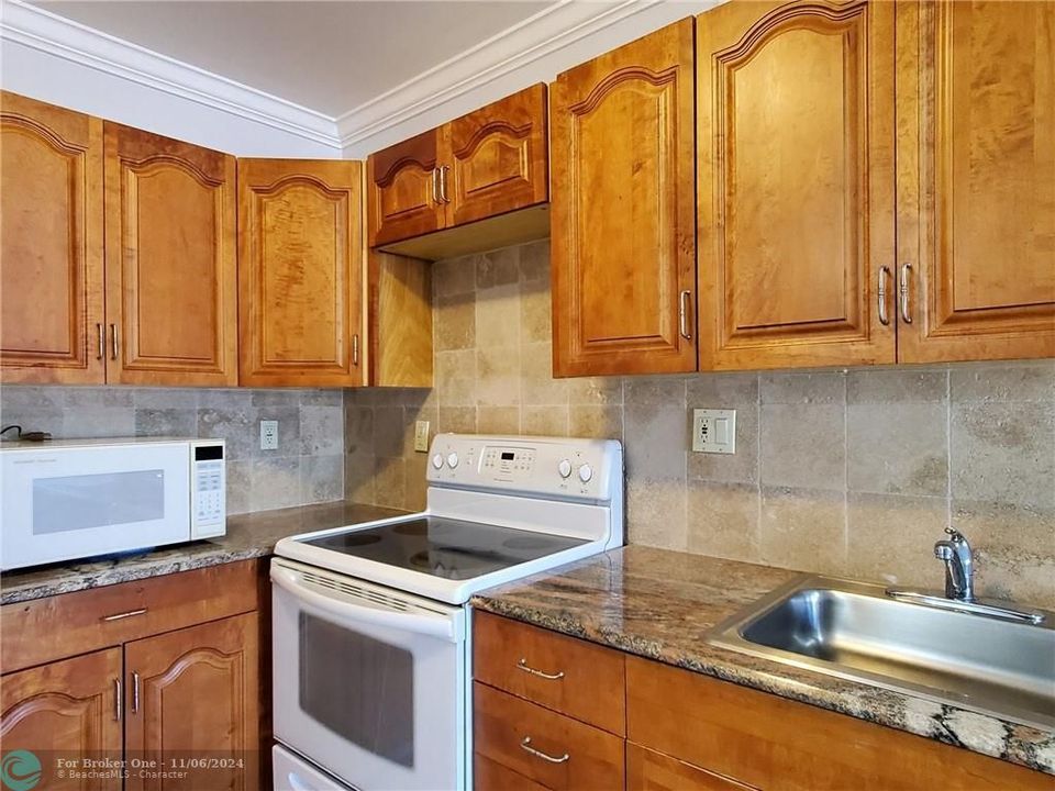 For Rent: $1,800 (1 beds, 1 baths, 670 Square Feet)