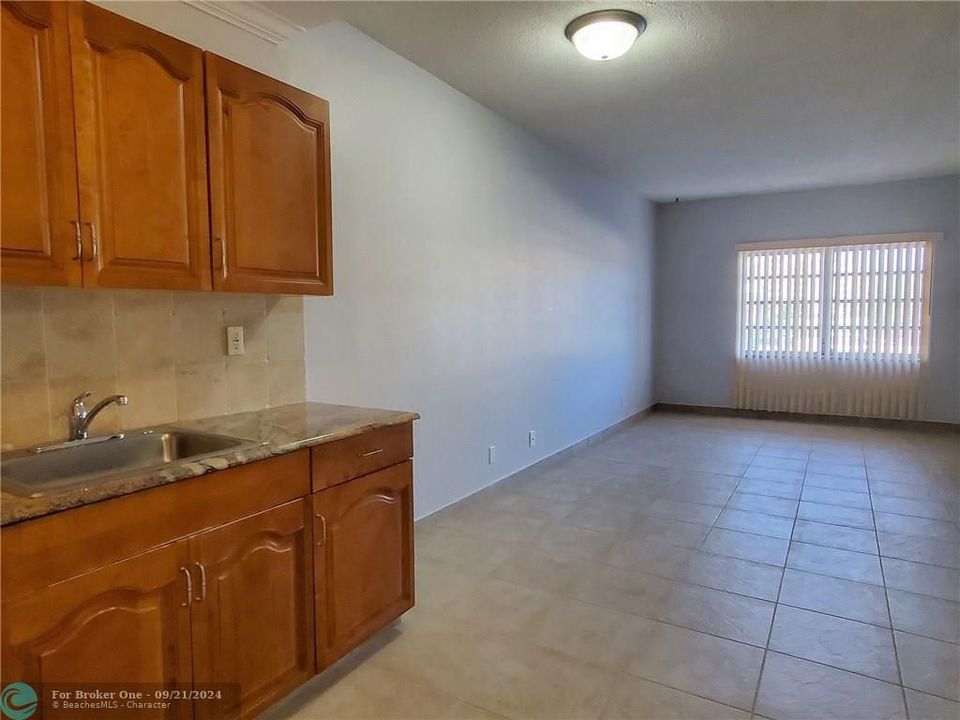 For Rent: $1,800 (1 beds, 1 baths, 670 Square Feet)