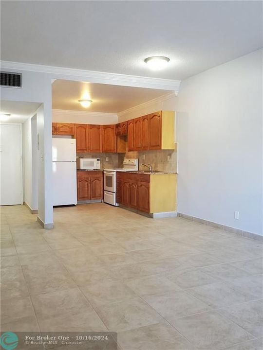 For Rent: $1,800 (1 beds, 1 baths, 670 Square Feet)