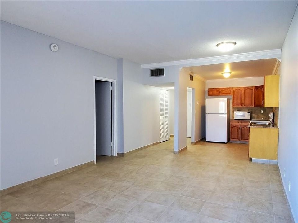 For Rent: $1,800 (1 beds, 1 baths, 670 Square Feet)