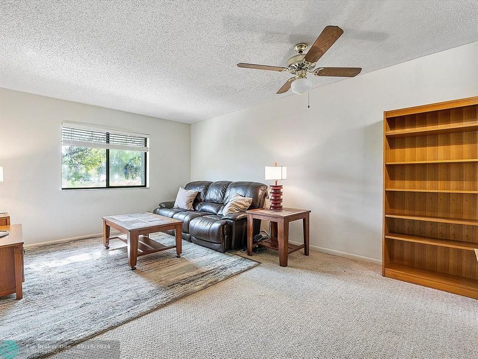 Active With Contract: $195,000 (2 beds, 1 baths, 837 Square Feet)