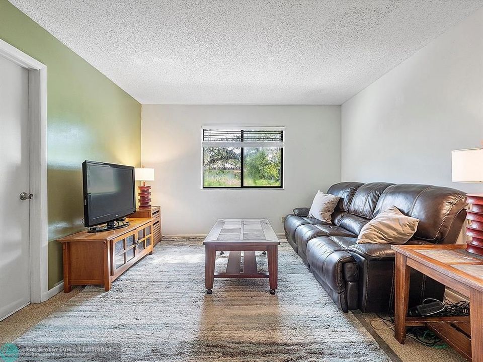 Active With Contract: $195,000 (2 beds, 1 baths, 837 Square Feet)