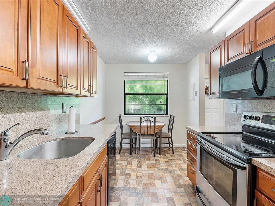 Active With Contract: $195,000 (2 beds, 1 baths, 837 Square Feet)