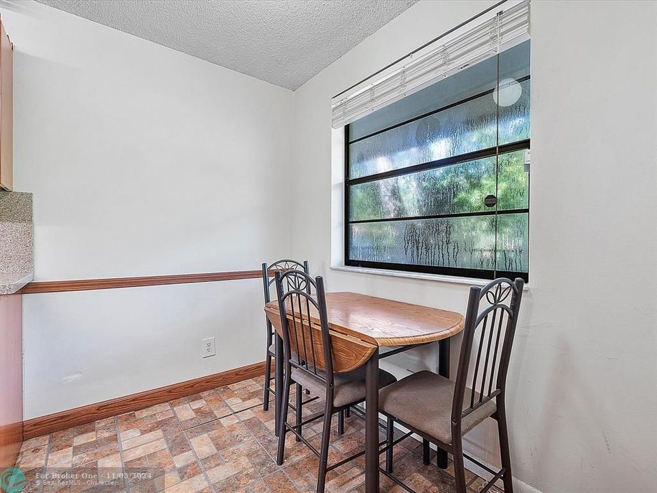 Active With Contract: $195,000 (2 beds, 1 baths, 837 Square Feet)