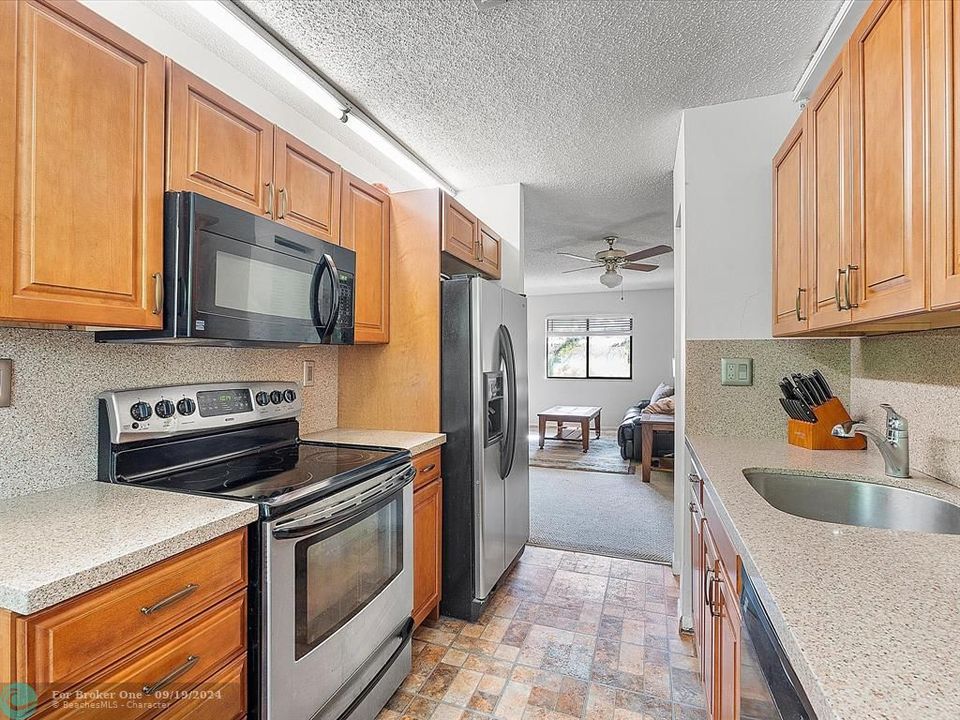 Active With Contract: $195,000 (2 beds, 1 baths, 837 Square Feet)