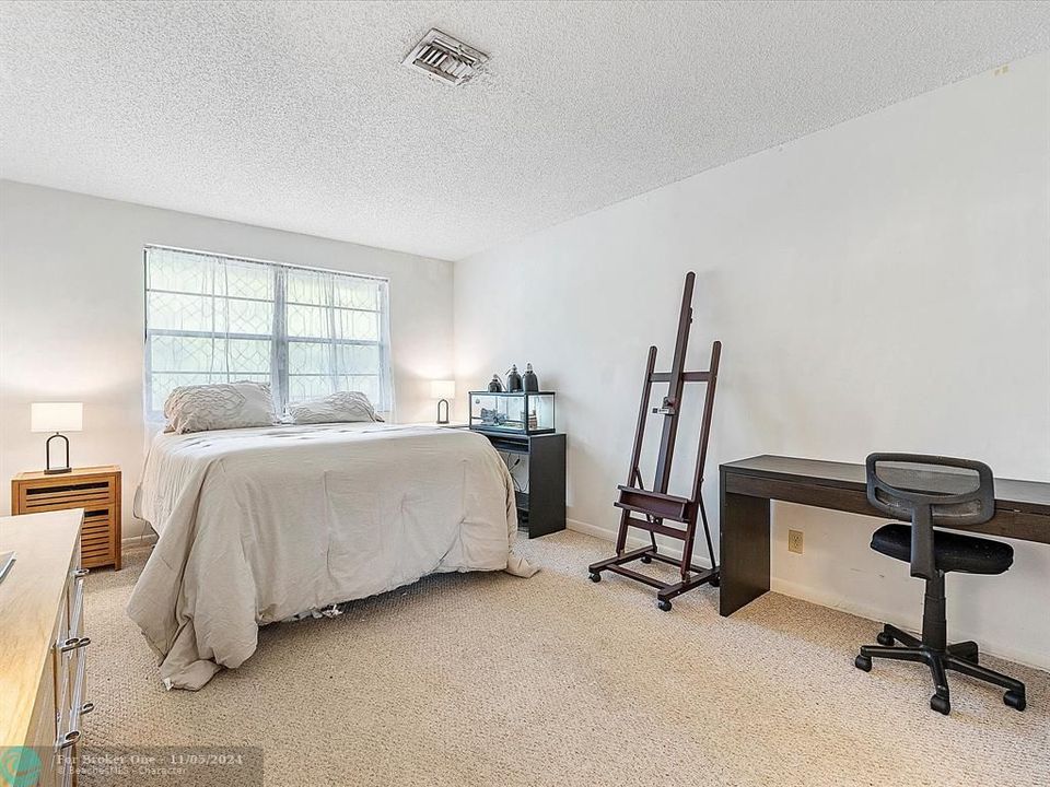 Active With Contract: $195,000 (2 beds, 1 baths, 837 Square Feet)