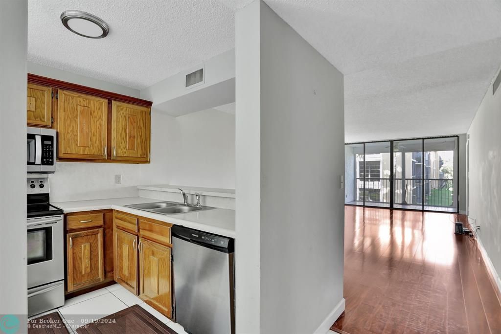 For Sale: $220,000 (2 beds, 2 baths, 1090 Square Feet)