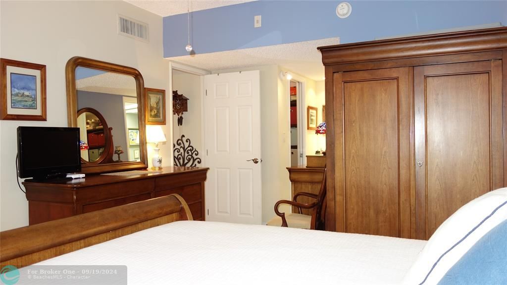 For Sale: $249,500 (2 beds, 2 baths, 1260 Square Feet)