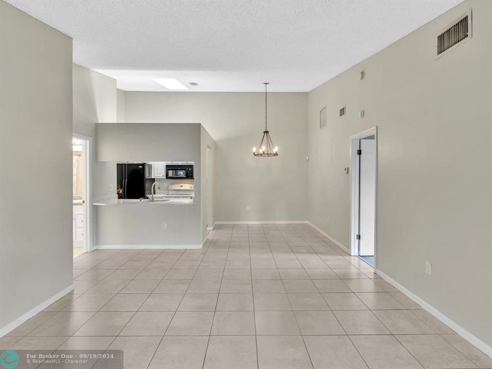 For Sale: $346,000 (2 beds, 2 baths, 954 Square Feet)