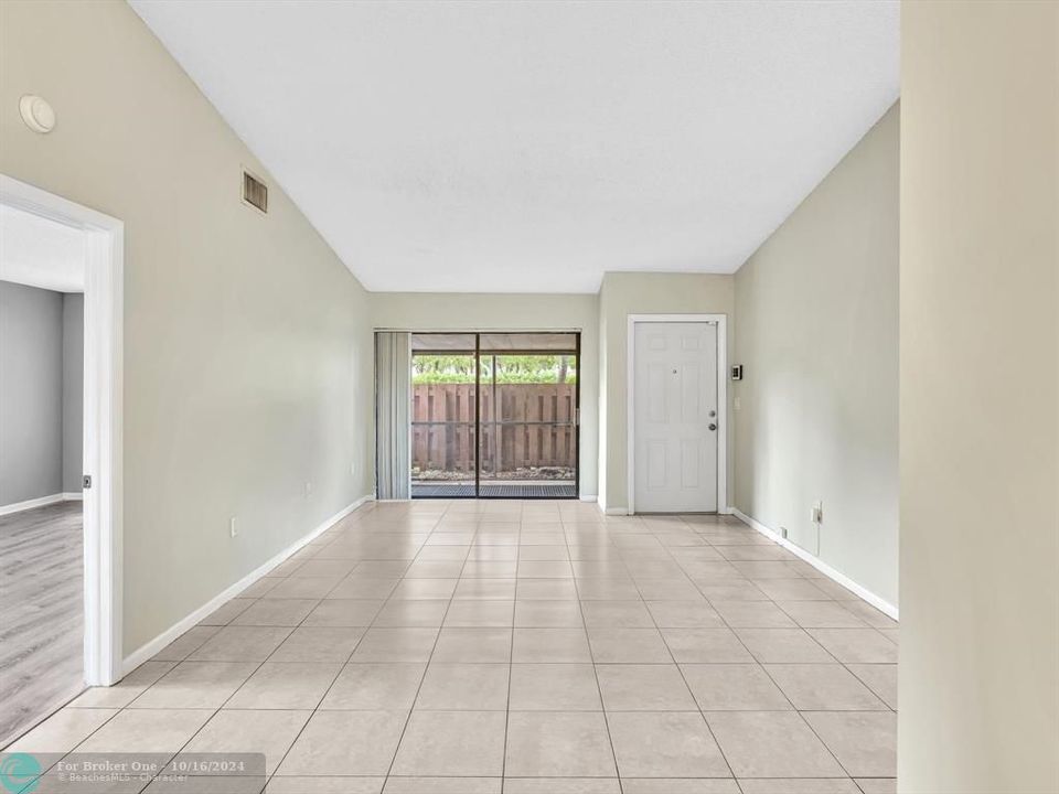 For Sale: $346,000 (2 beds, 2 baths, 954 Square Feet)