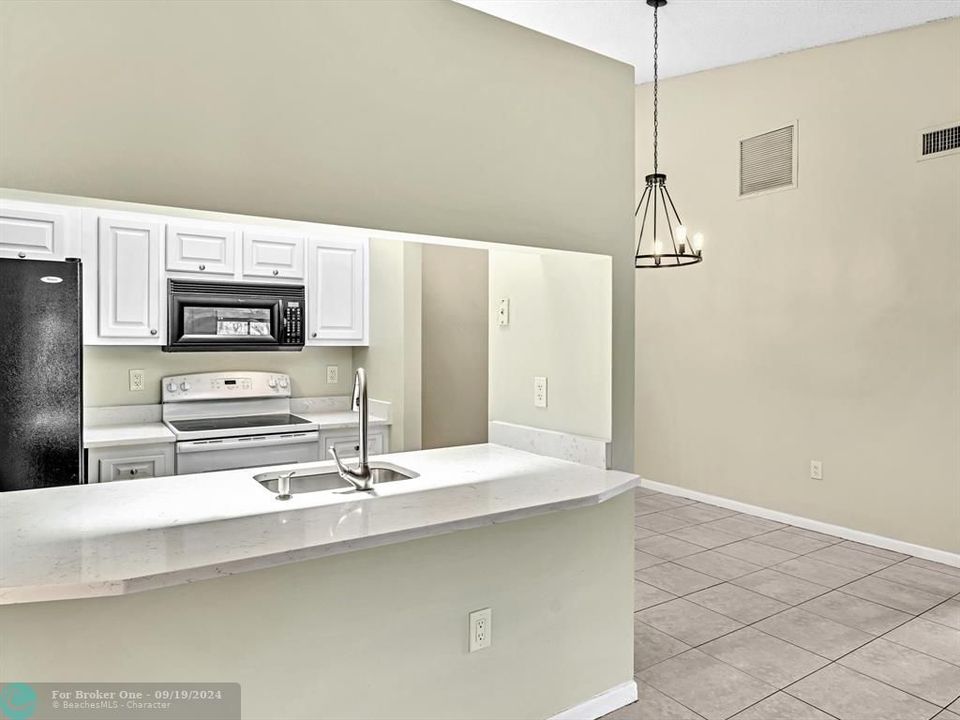 For Sale: $346,000 (2 beds, 2 baths, 954 Square Feet)