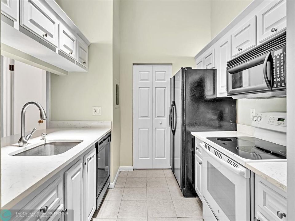 For Sale: $346,000 (2 beds, 2 baths, 954 Square Feet)