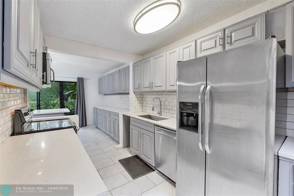 Active With Contract: $318,000 (2 beds, 2 baths, 1436 Square Feet)