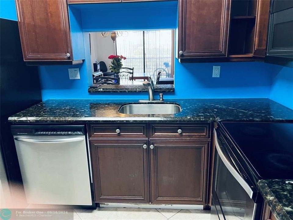 For Rent: $1,925 (2 beds, 2 baths, 1000 Square Feet)