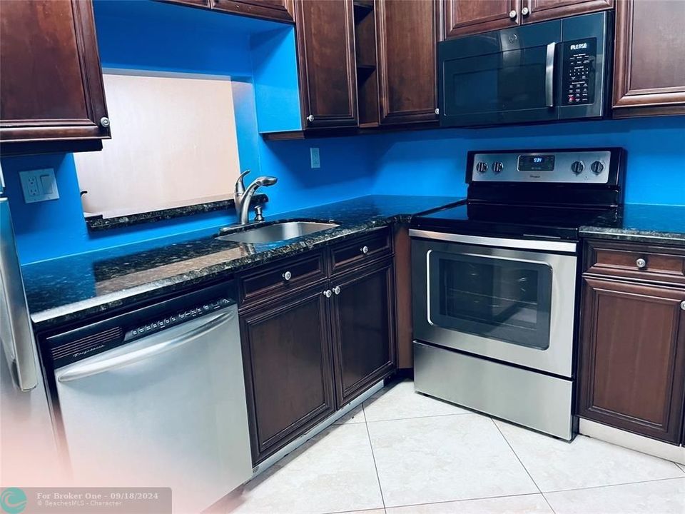 For Rent: $1,925 (2 beds, 2 baths, 1000 Square Feet)