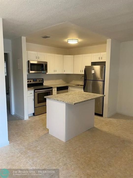 For Rent: $1,600 (1 beds, 1 baths, 633 Square Feet)