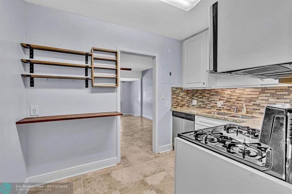 Active With Contract: $510,000 (2 beds, 1 baths, 942 Square Feet)