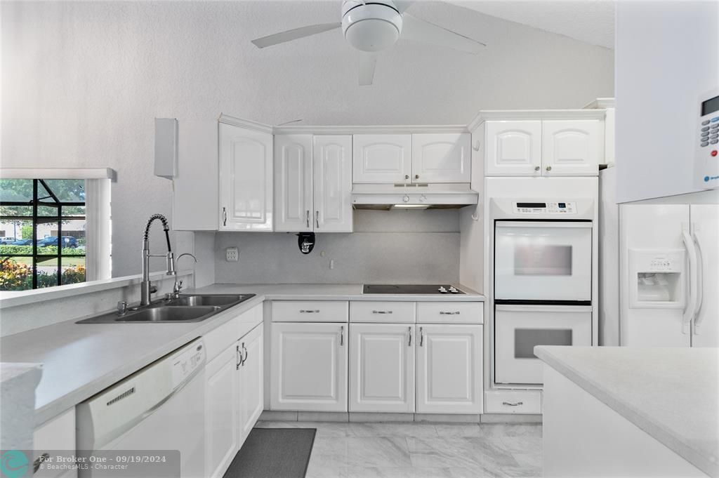 For Sale: $374,900 (2 beds, 2 baths, 1200 Square Feet)