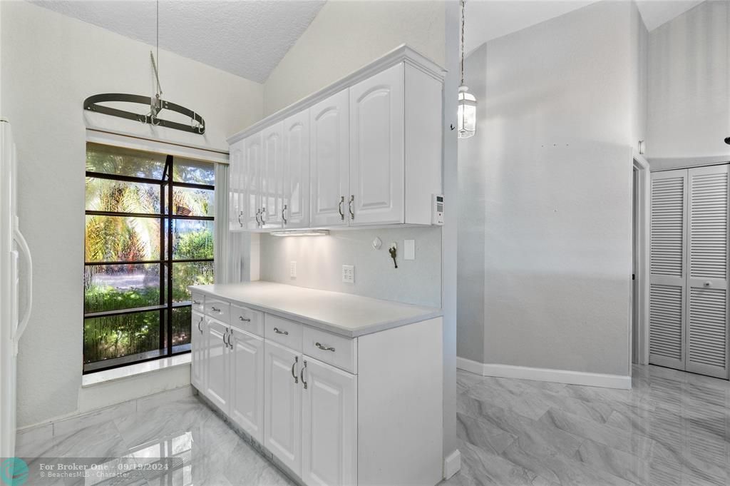 For Sale: $374,900 (2 beds, 2 baths, 1200 Square Feet)