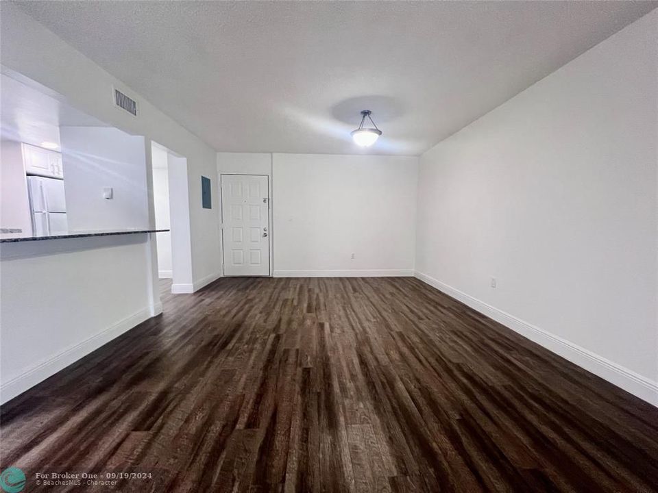 For Rent: $2,333 (2 beds, 2 baths, 1200 Square Feet)